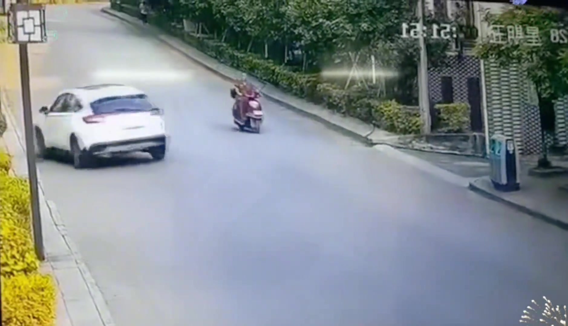 这哥们回头看不见了，又转过来看