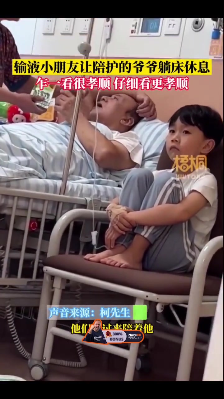 小男孩看起来很委屈的样子