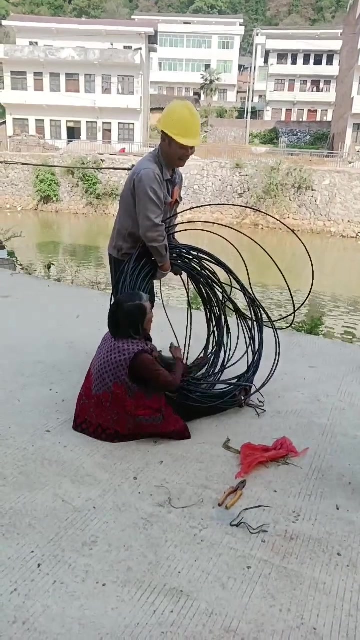 老奶：明明是我捡的电线，你居然抢我东西