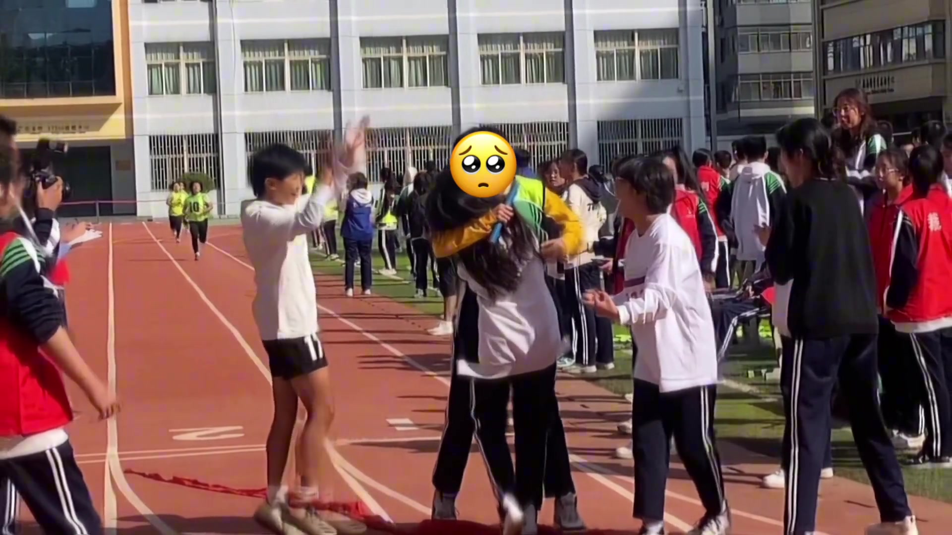 旁边那哥们手也张开了，你不仅不抱他，还给了他一巴掌