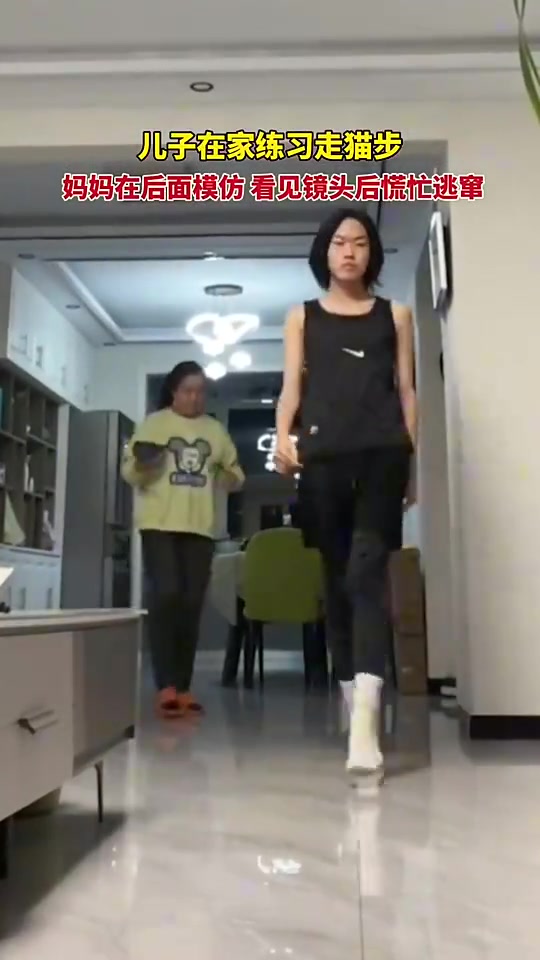 在家模仿猫步！这到底是男孩还是女孩