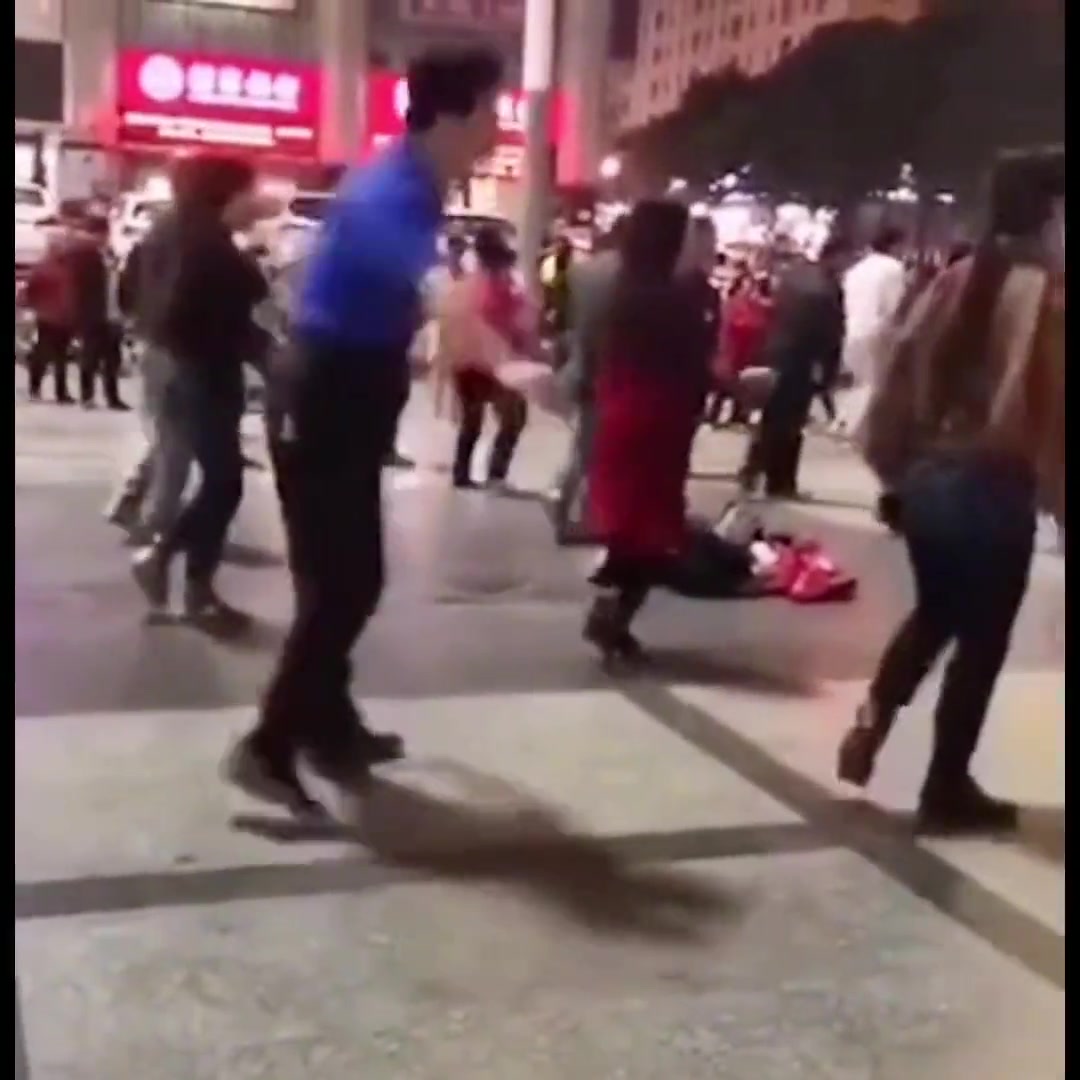 这广场舞的艺术成分不是一般大佬能够比拟的