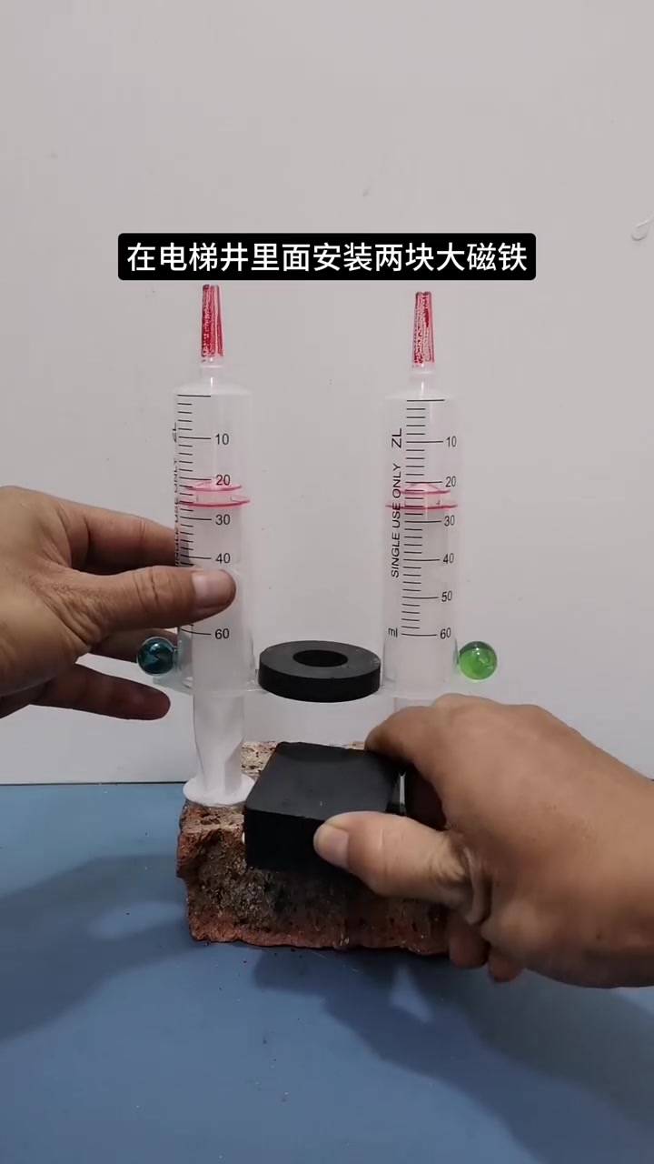 电梯乘客：不要问我的头为啥在天花板里！