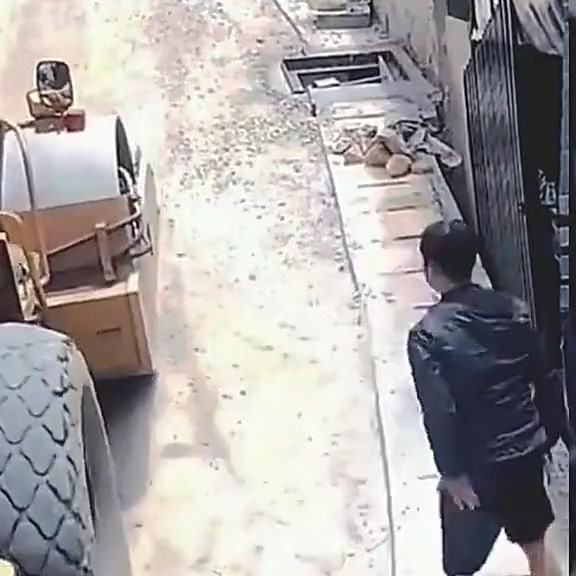 推土机溜车！不敢想要是没石头后果会怎样！