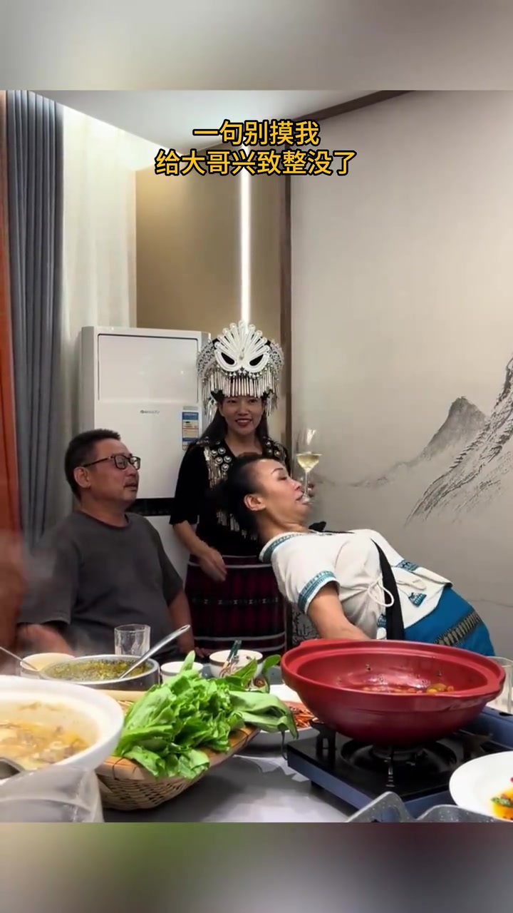 现在服务员都有点绝活！一句别摸我，给大哥兴致整没了！