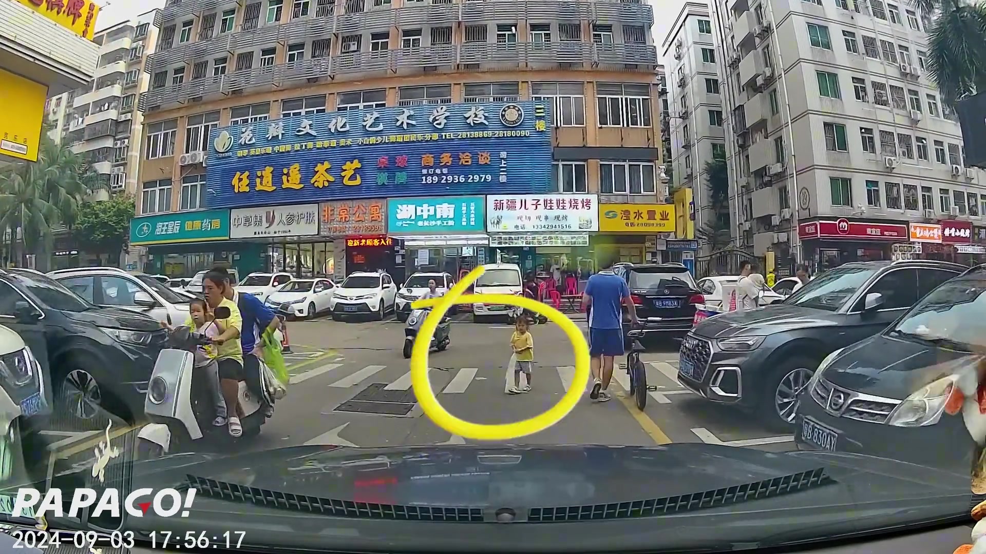 惊恐！在路口要看管好小孩啊