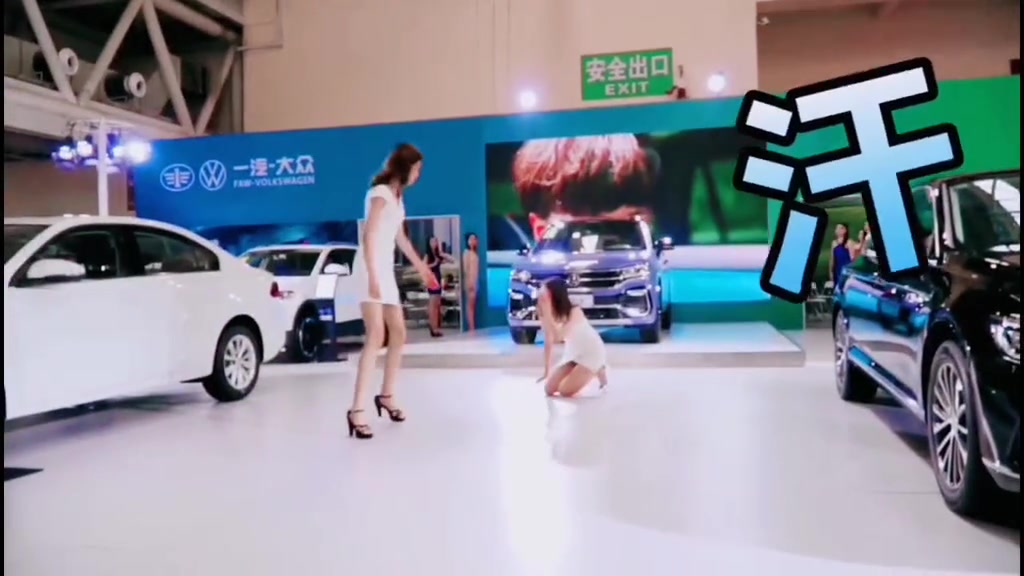 兰州车展美女模特马失前蹄看来高跟鞋也不好穿