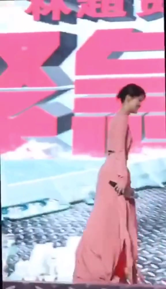 女主持的裙子经常被踩但踩烂的还是比较少见