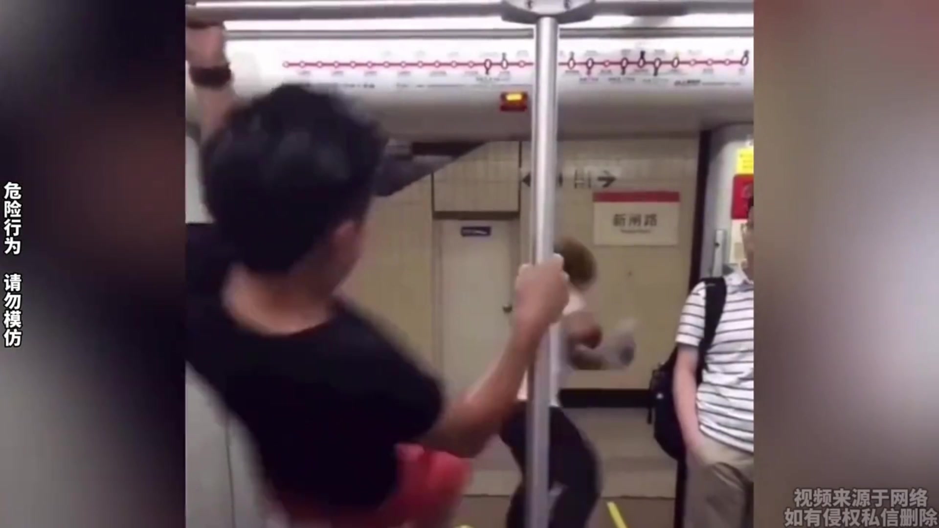 这是杀人吧！路人在地铁门玩手机被男子一脚踹下！