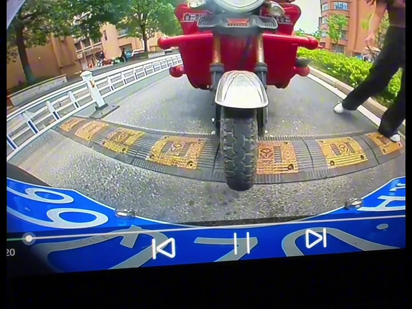 三轮为了向我证明第一次撞到没事，于是当着我的面再撞一次！