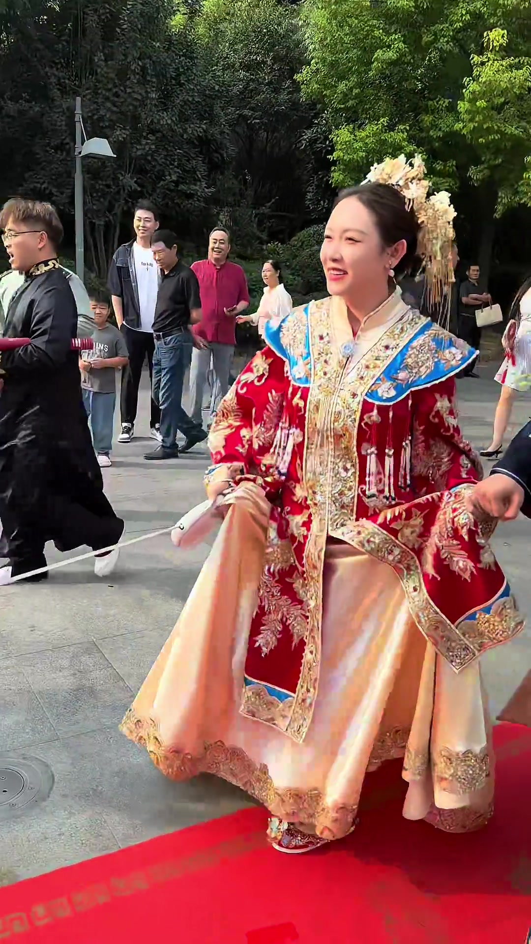婚礼当天它真的好乖一直守护在新娘旁边陪她毕业陪她出嫁