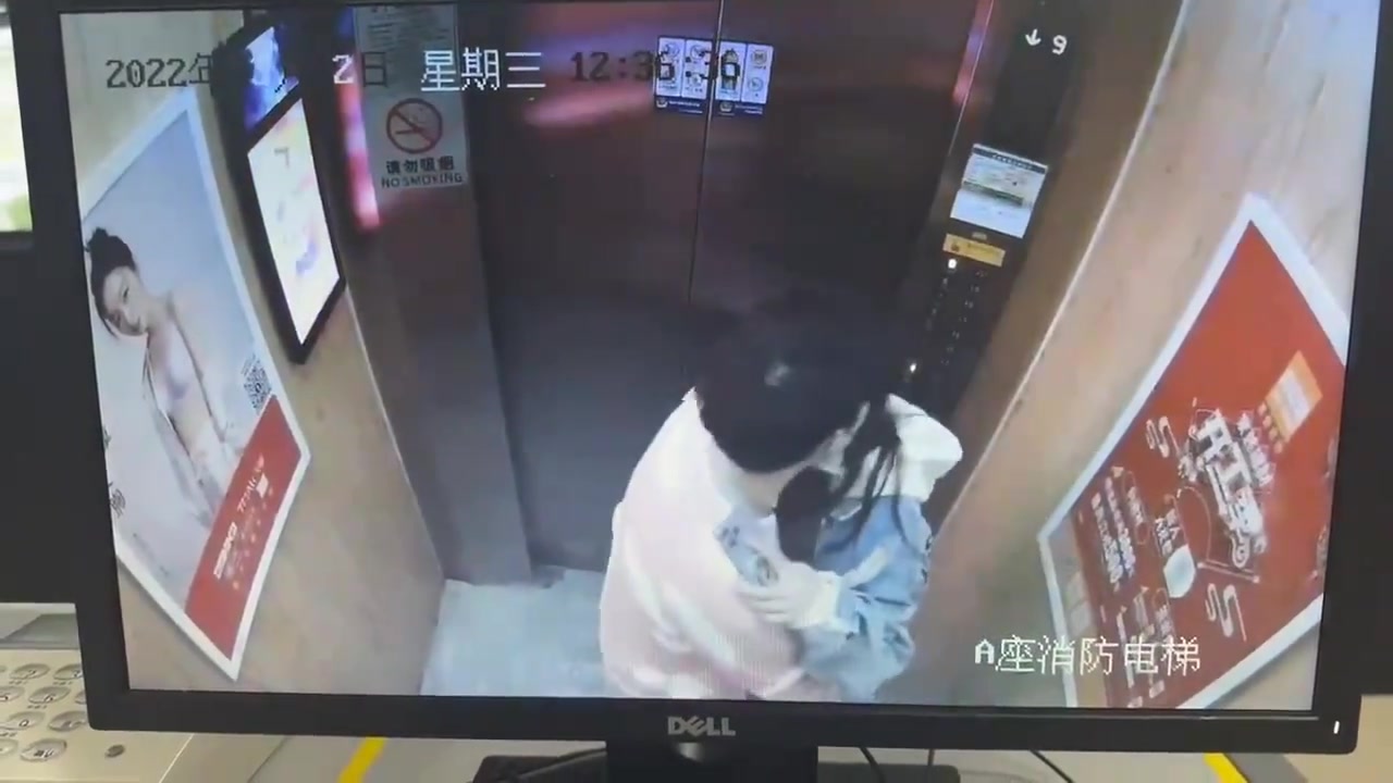 你俩这动作真当电梯里的摄像头是摆设嘛