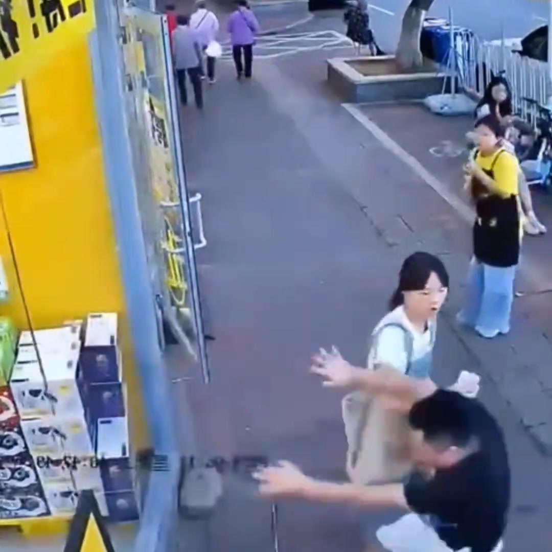 成功吸引三个美女的注意