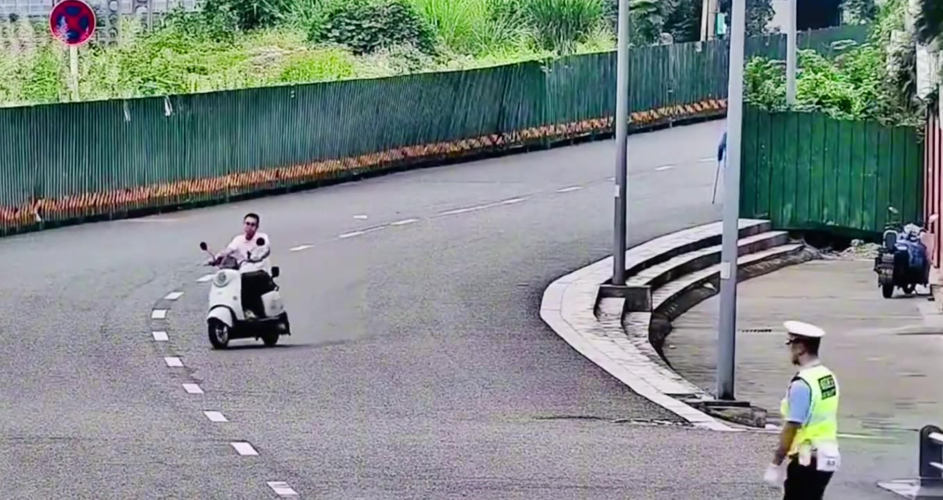 他转身就走像是下定了某种决心