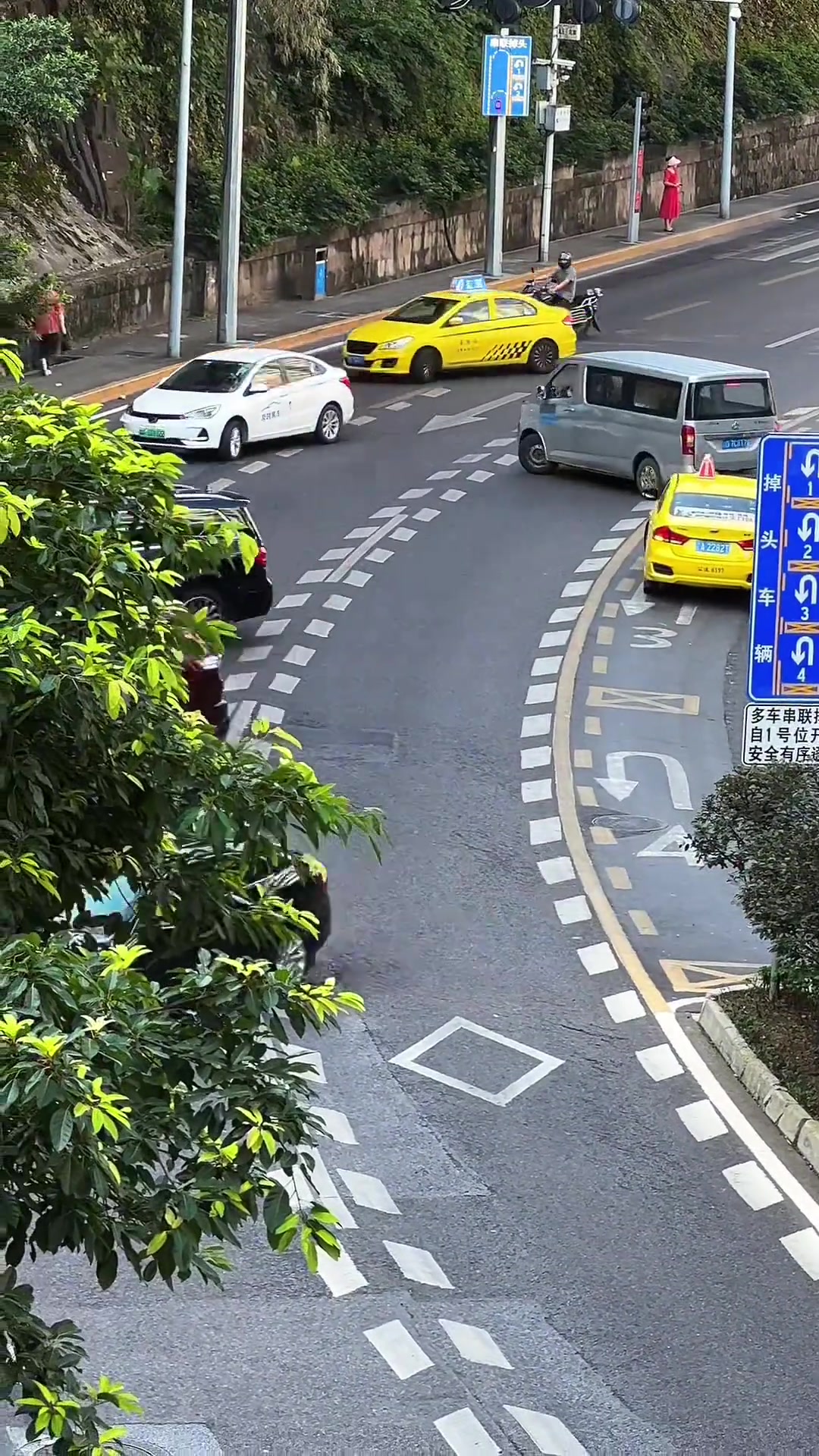 重庆一路口，多辆车一起掉头就像在接受检阅！