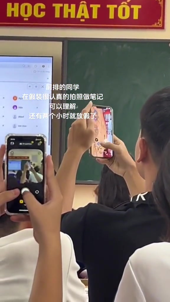 前排的同学在很认真的拍照做笔记！