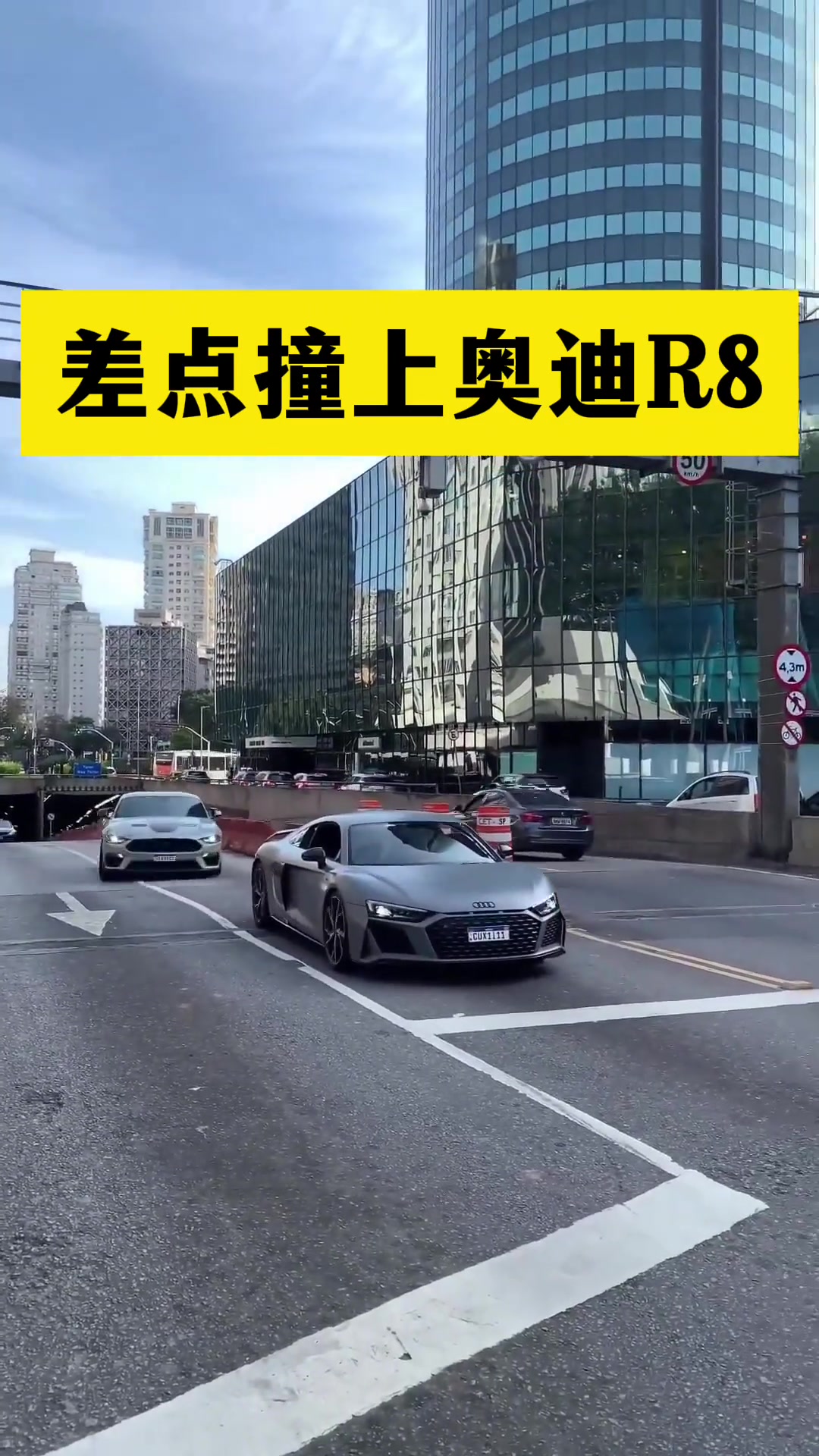 这也太极限了！隧道一出来就设个红灯真的合理吗