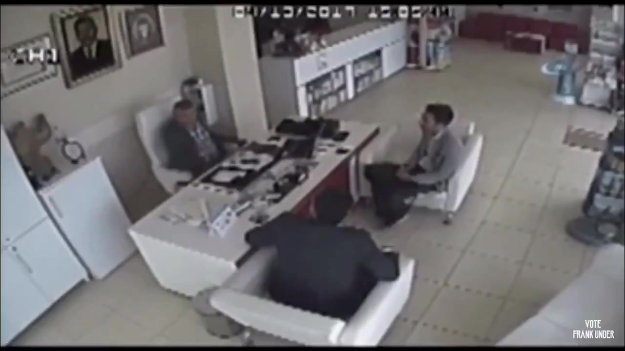 飞来横祸！什么人拧的轮胎，简直就是故意杀人啊！