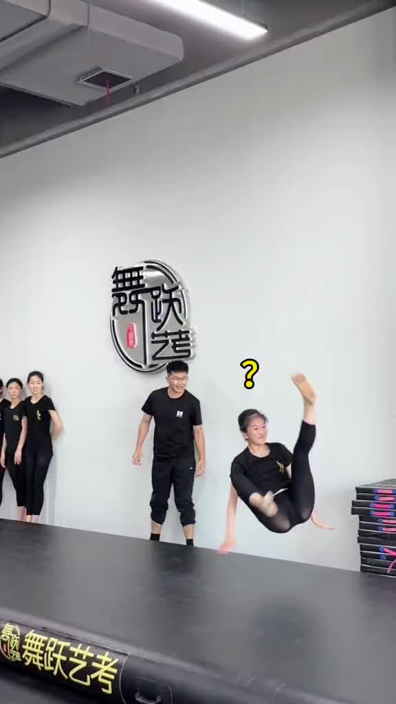 舞蹈生失误！这跟头翻出了格斗游戏的感觉！