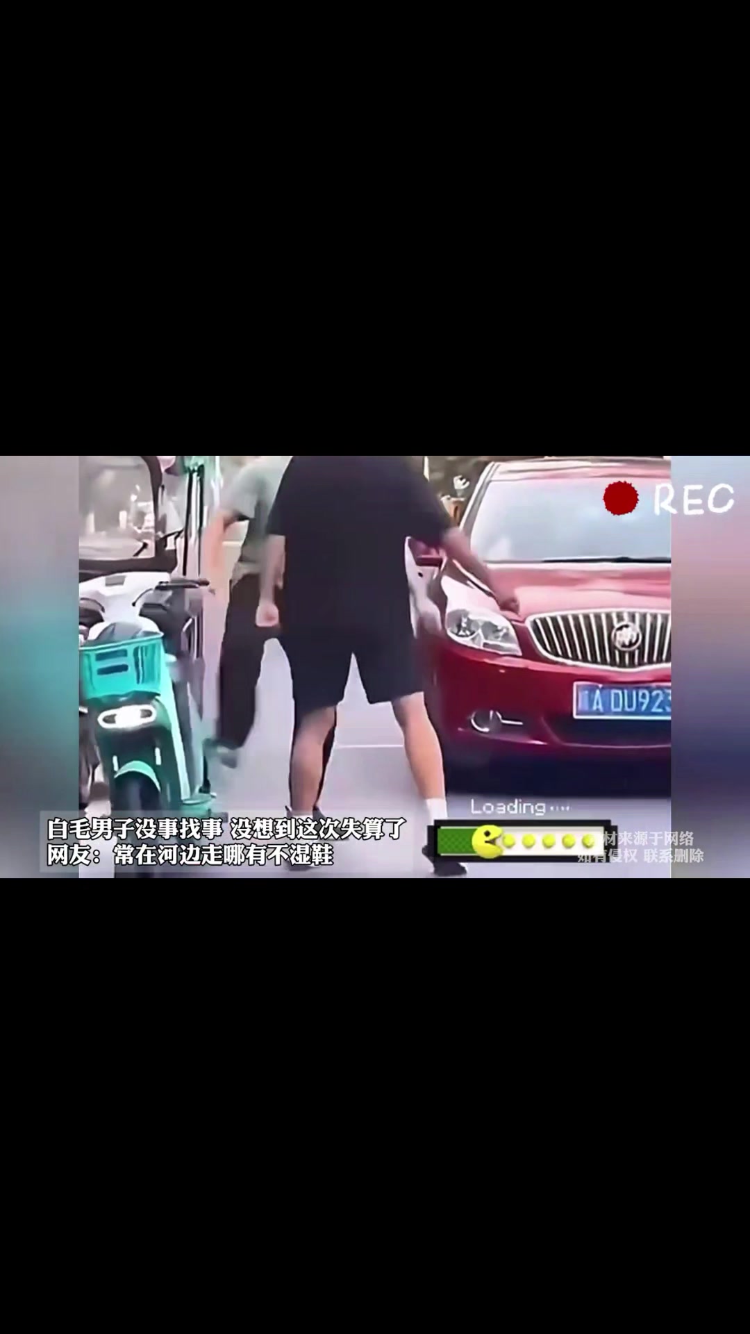 男子无差别攻击来往车辆和路人，没想到眼镜哥深藏不露！