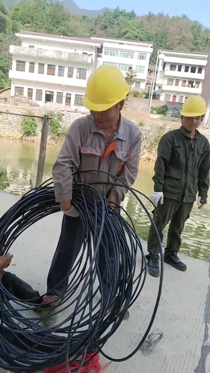 老人与施工员抢光缆，不跟我就给钱，逗笑了他们！