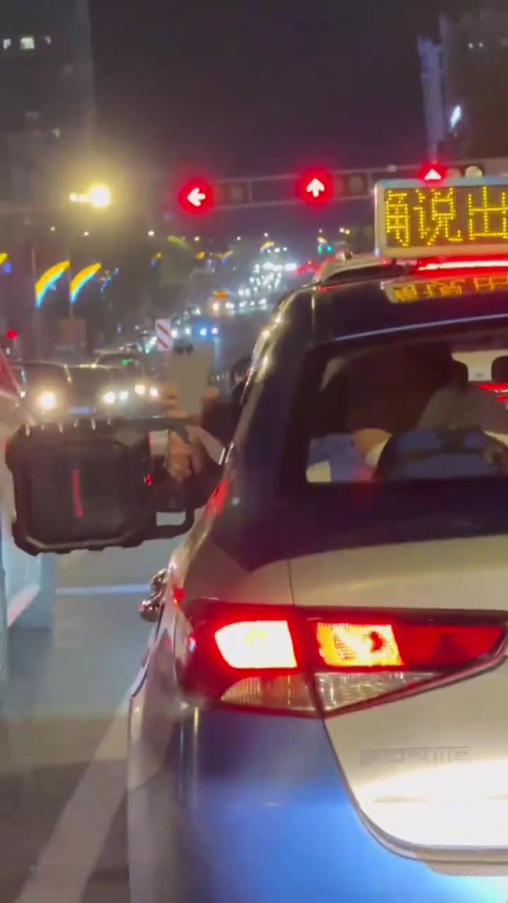 司机要不是舍不得车要不早都跳车跑了