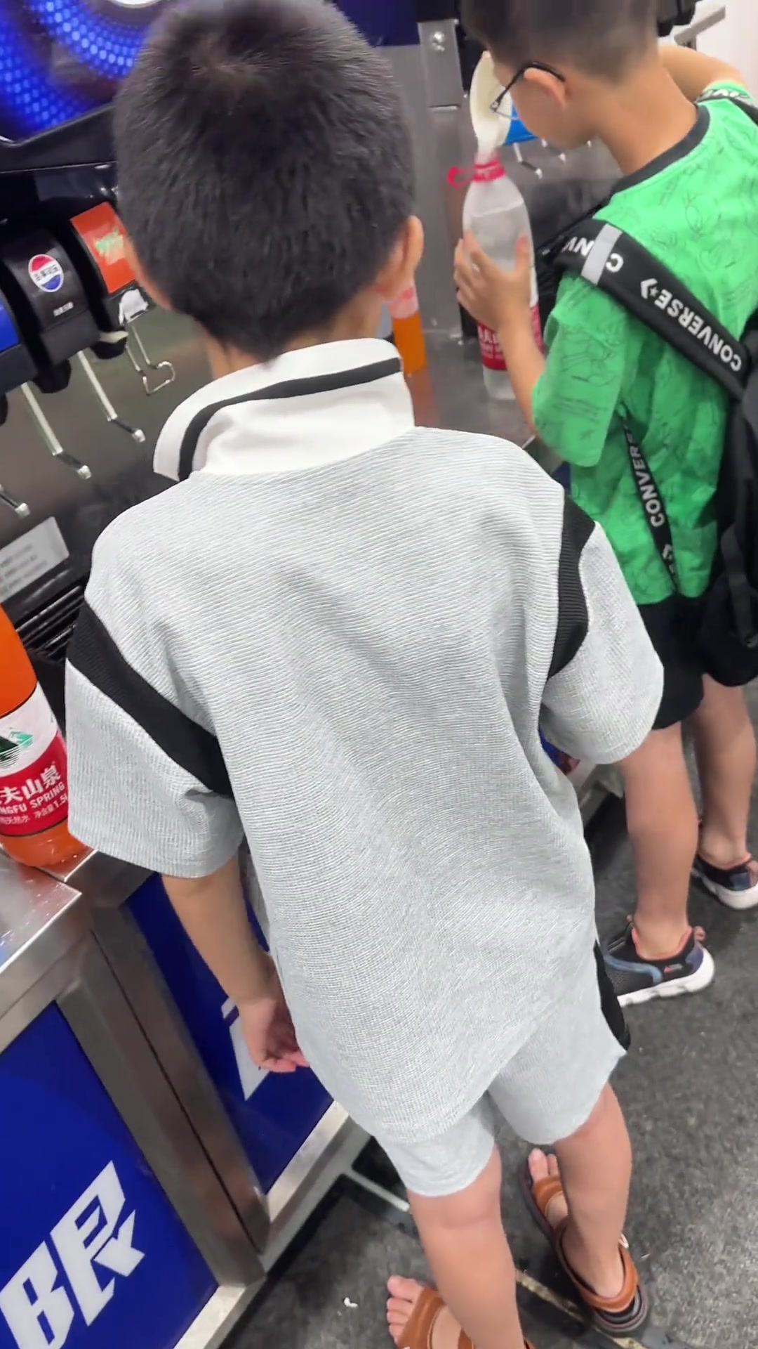无敌小孩哥！