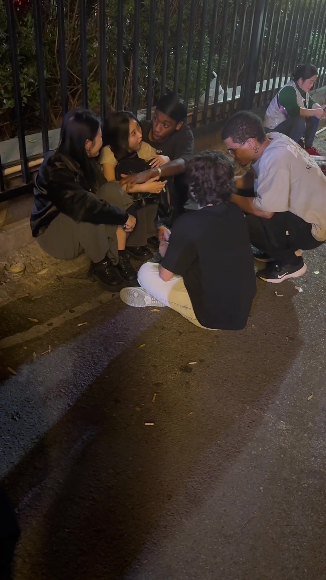 酒吧门口搭讪的男孩女孩们，英文太溜了！