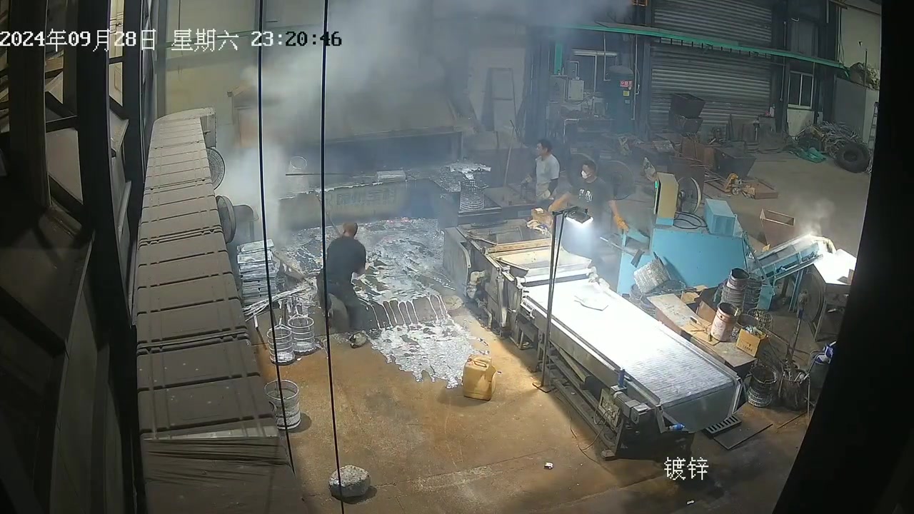 加料工人误操作导致镀锌池飞溅险被烫伤！