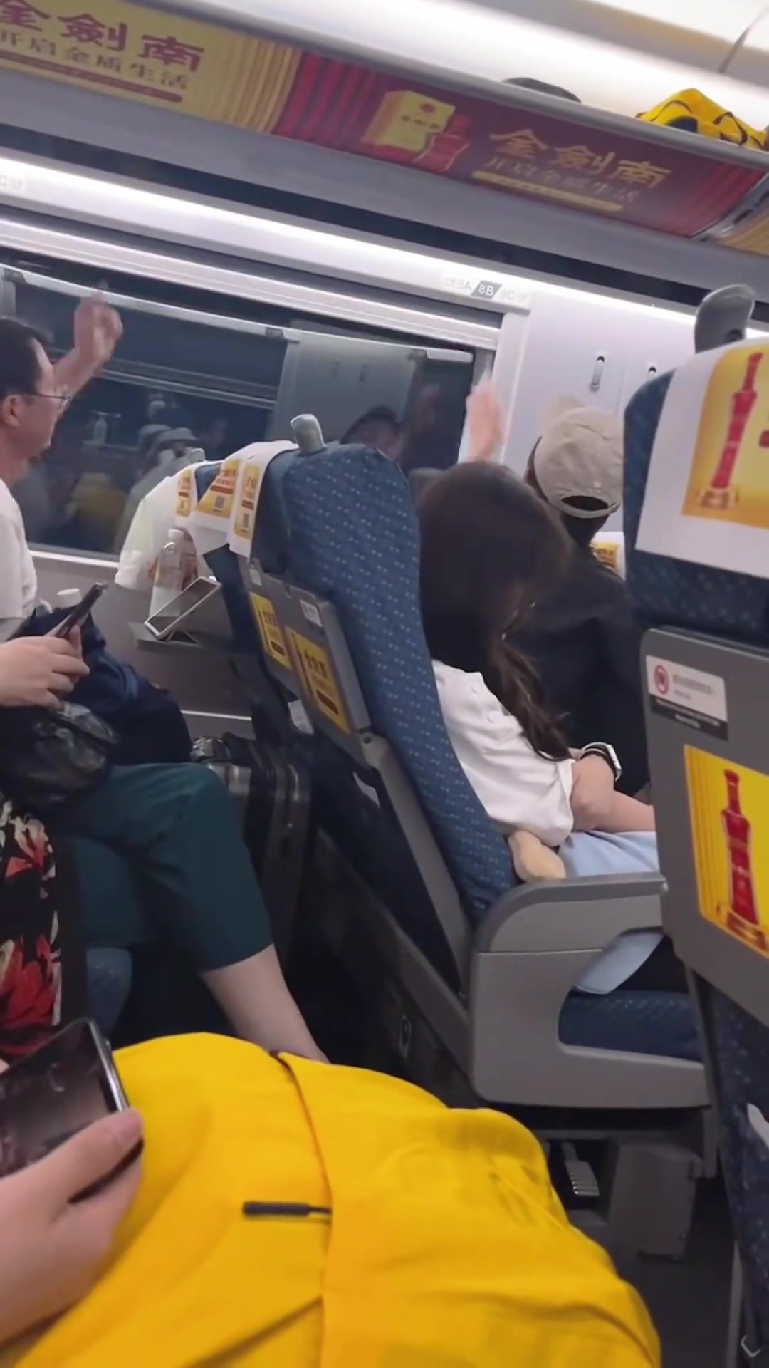 成年人的倔强，两人就这样持续了20多分钟...