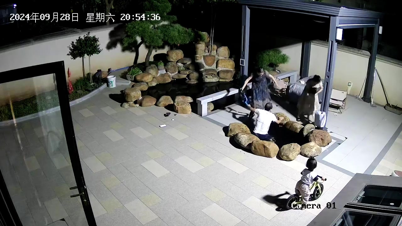 当外孙女意外落水，外公没有丝毫犹豫直接跳水！