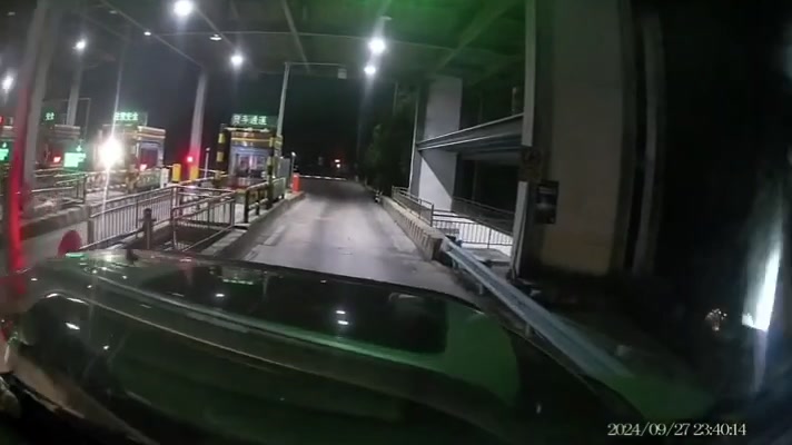 收费站的路口也要抢，货车司机可不会惯着你！！！