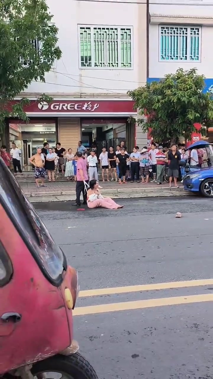 夫妻之间矛盾，男子竟把自己老婆衣服扒了！