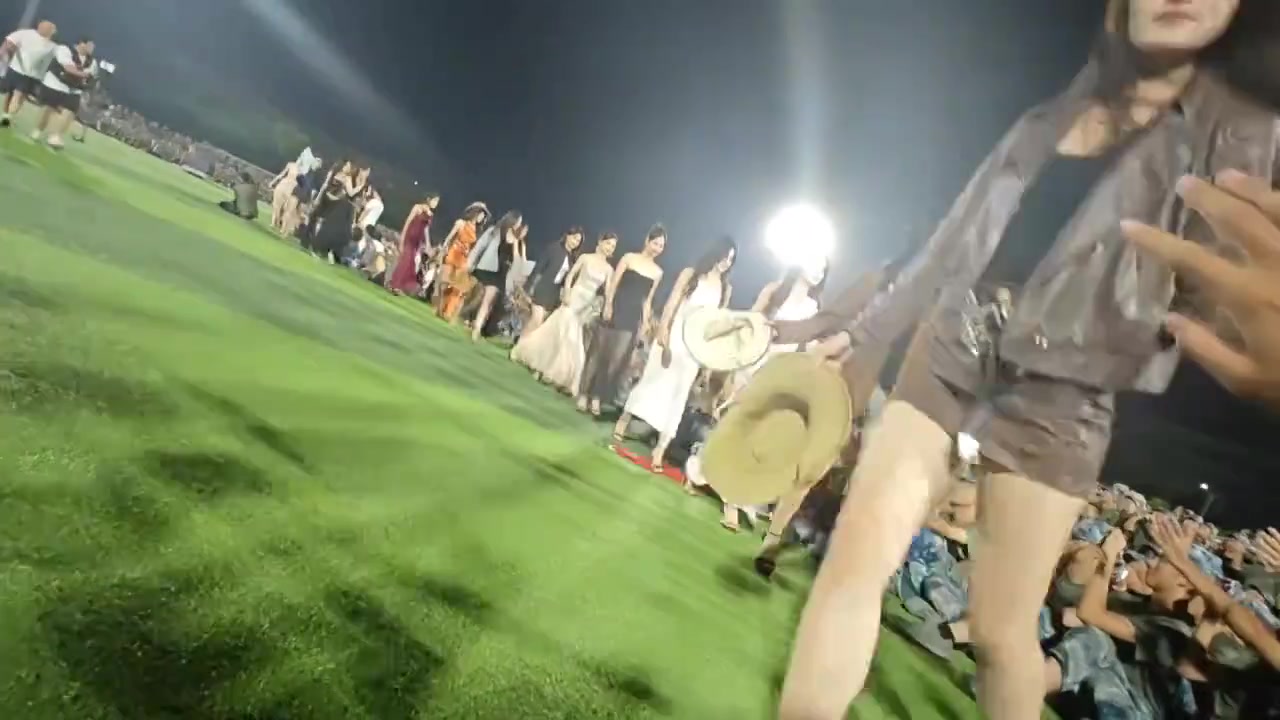爽了，一次性摸这么多漂亮姐姐的手