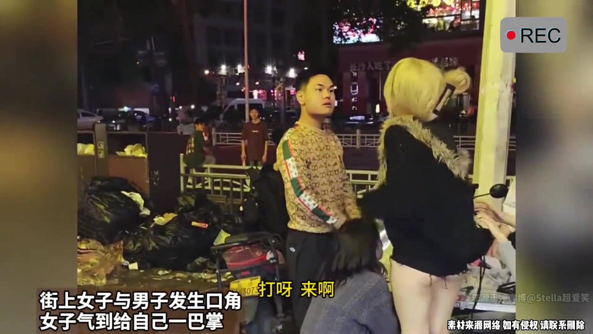 街上女子与男子发生口角，女子气到给自己一巴掌