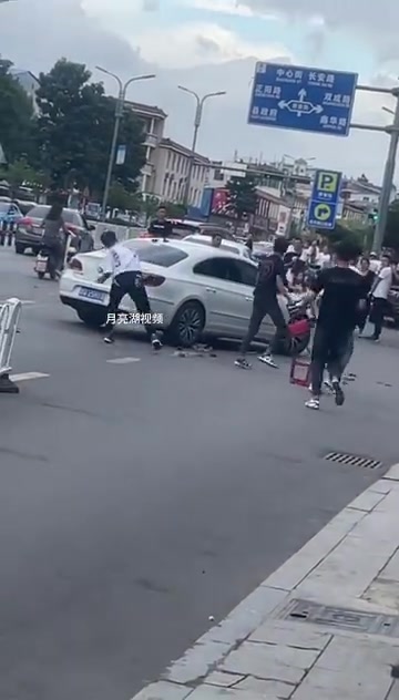 惹谁都不要惹精神小伙，太可怕了