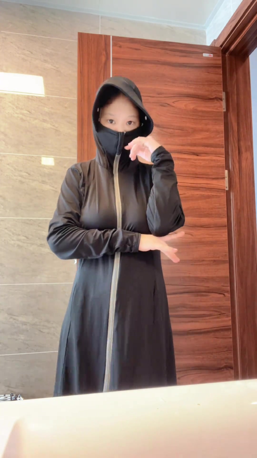 小姐姐这防晒衣也不行啊！额头还露在外面呢