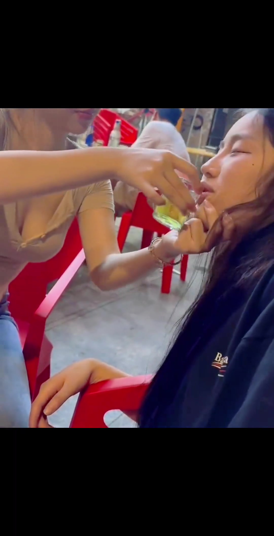小姐姐真狠啊！连自己闺蜜都灌