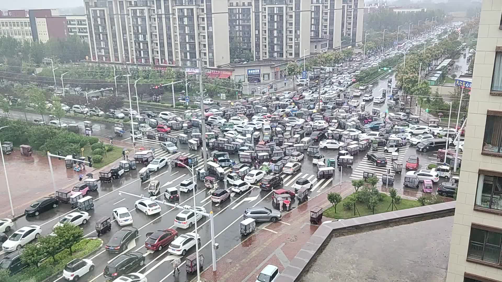 这个十字路口看得我密集恐惧症都要犯了！谁看谁害怕，全是老头乐
