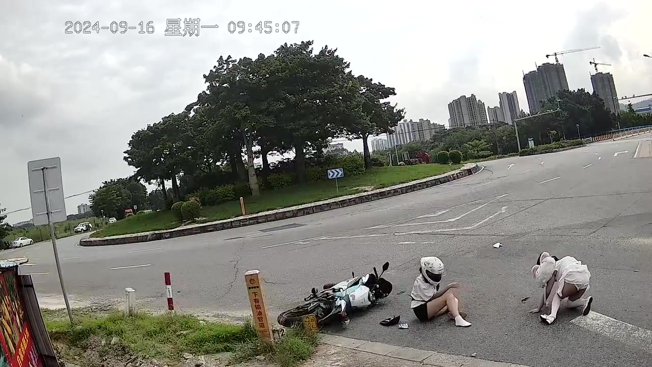 吧友们骑摩托还是要十分小心的，这穿的是啥装备啊
