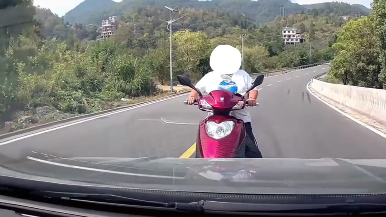 司机吓出一身冷汗，多亏大姐悬崖勒马把车刹住了