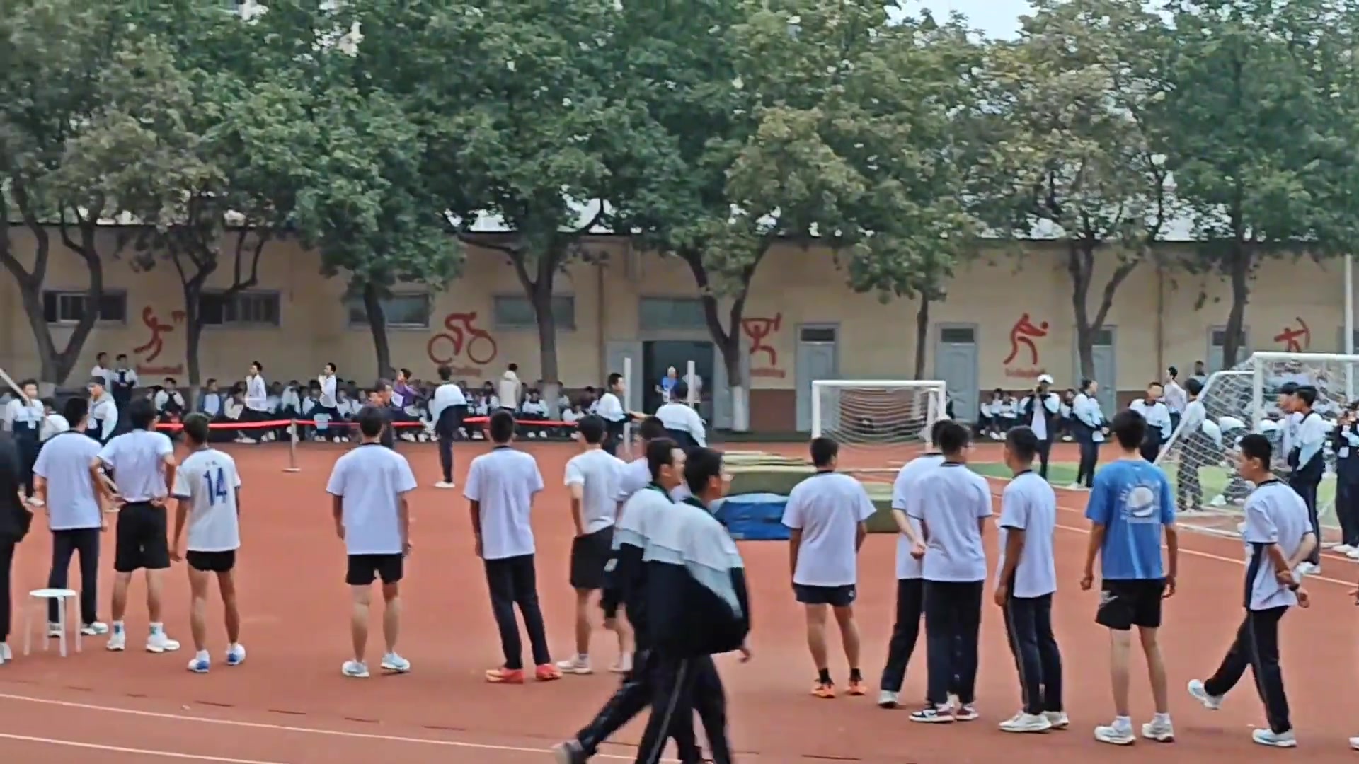 他们拉住的不是手而是他们三年热烈的青春
