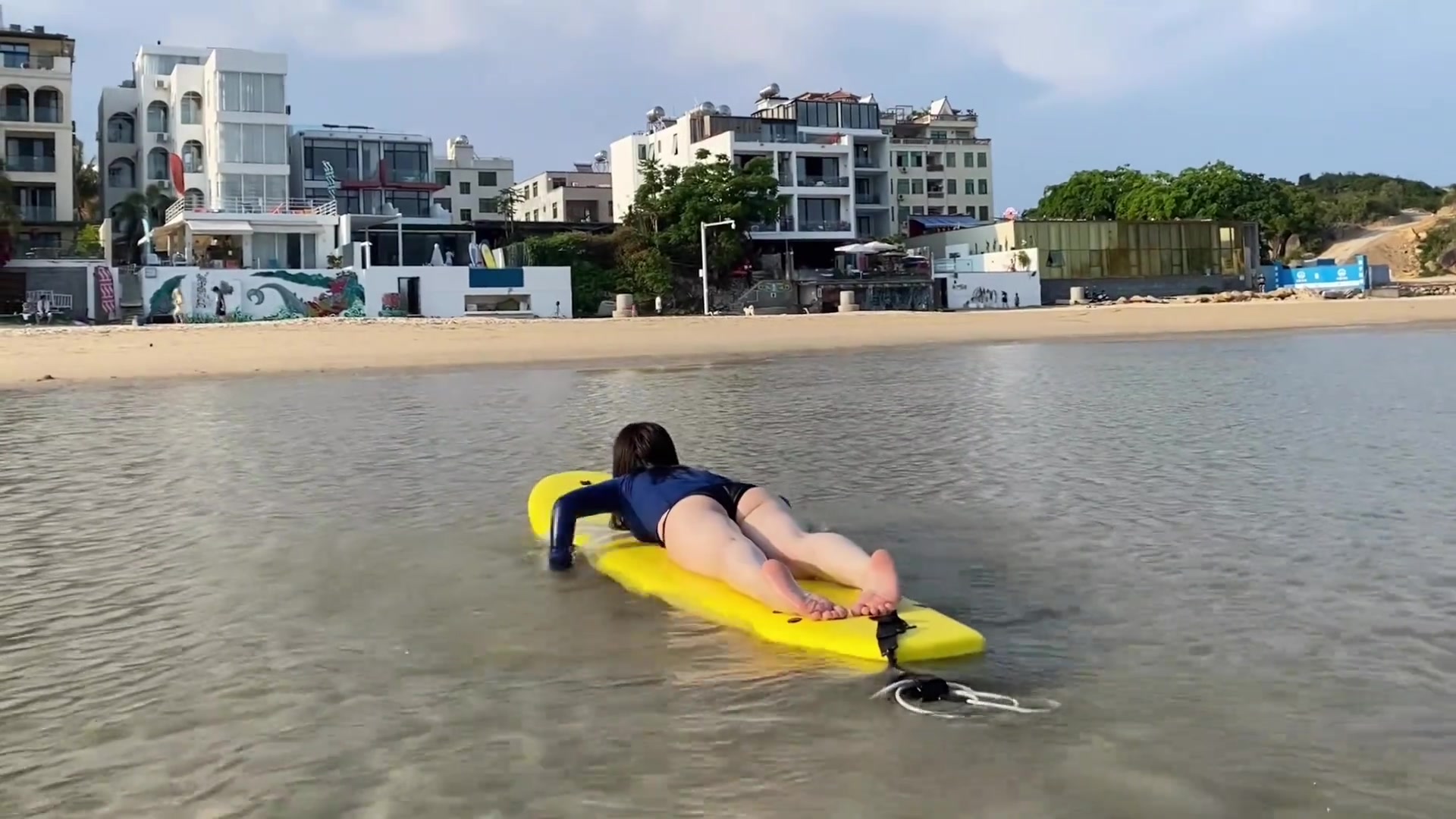 小姐姐干嘛呢那么浅的水还冲浪
