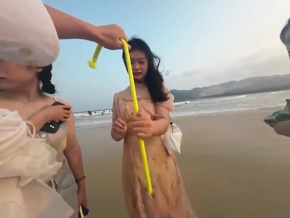 好神奇的魔术啊！小姐姐都被骗到脸红了