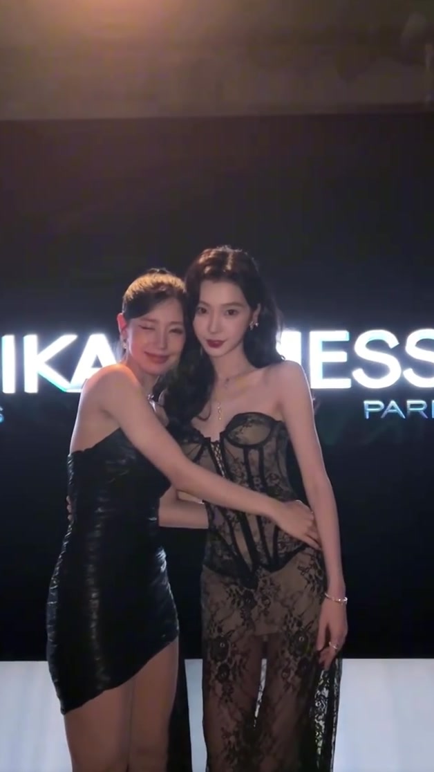 好神奇的同框，赵美延和易梦玲竟然搂在一起了