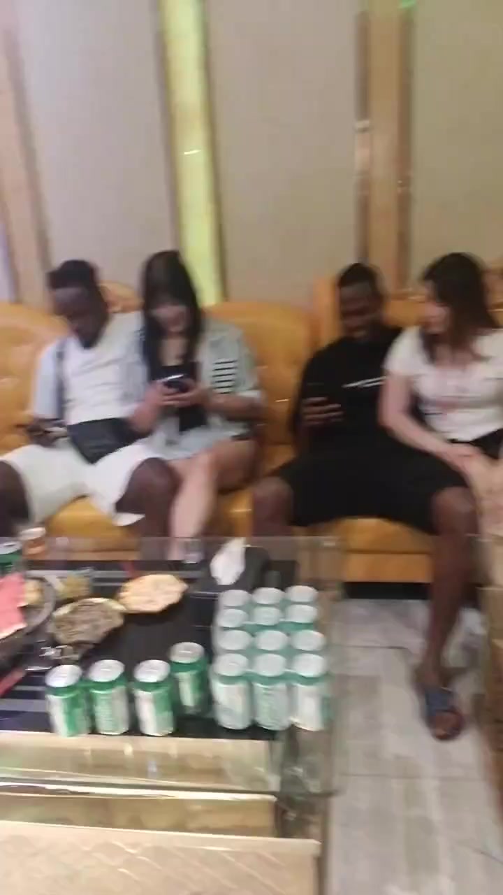 他们去KTV是唱中文歌吗
