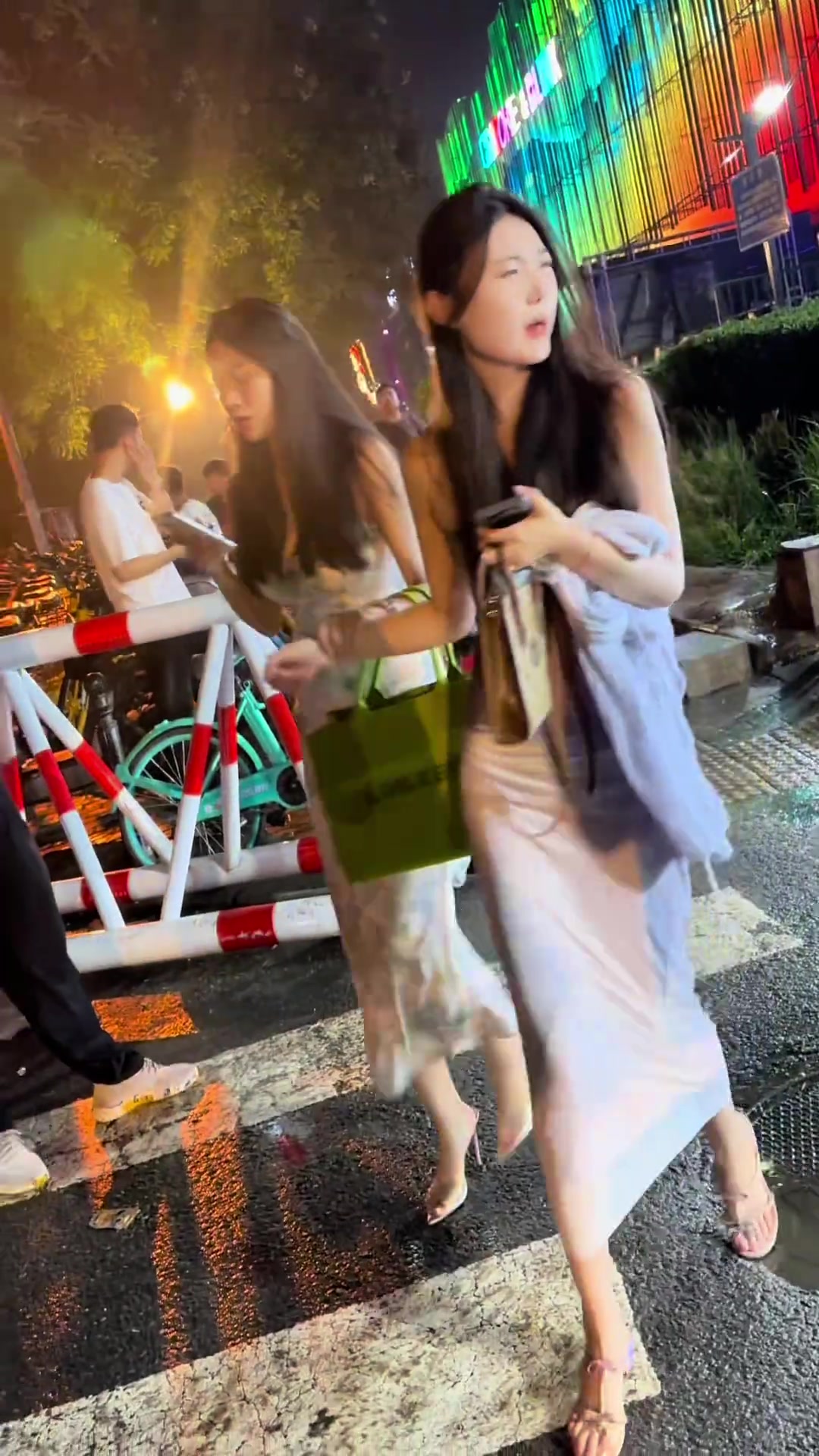 美女穿这么好看咋还不让拍呢