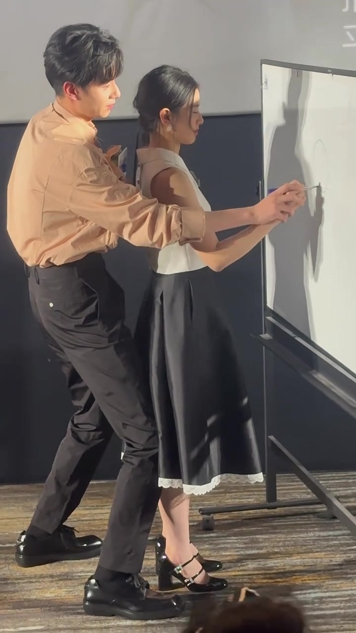 张婧仪出席活动后面的男生怎么回事！