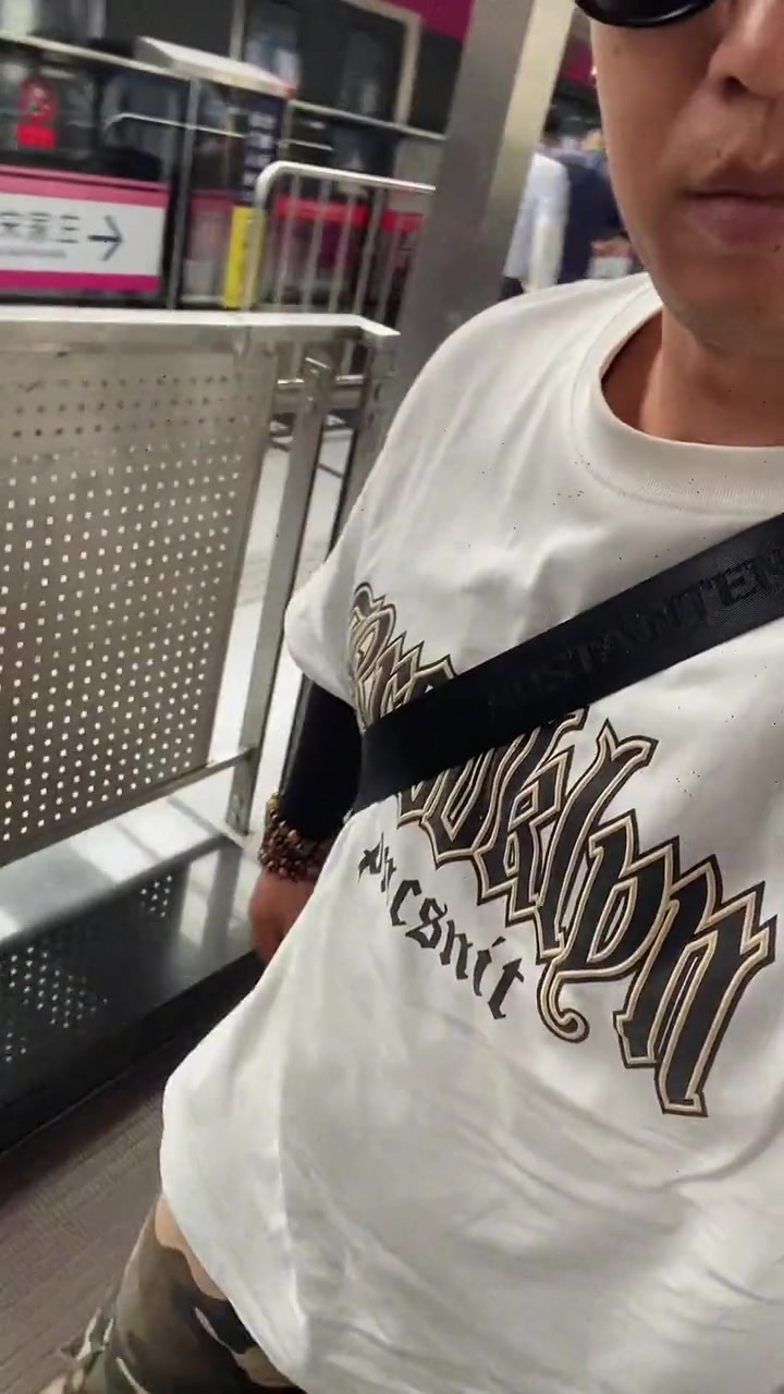 小姐姐在地铁上这样穿是不是有点大胆了！