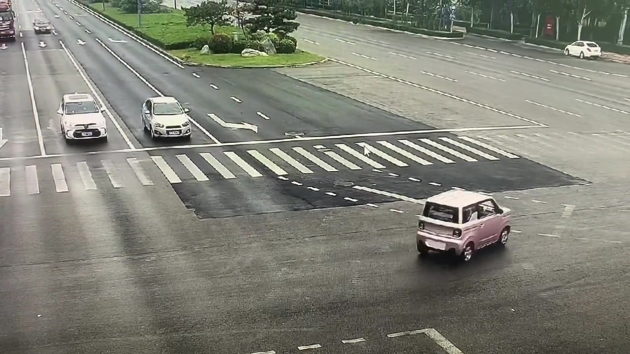 刚开出4s店还没上牌就来个雨天360度漂移，幸好没事